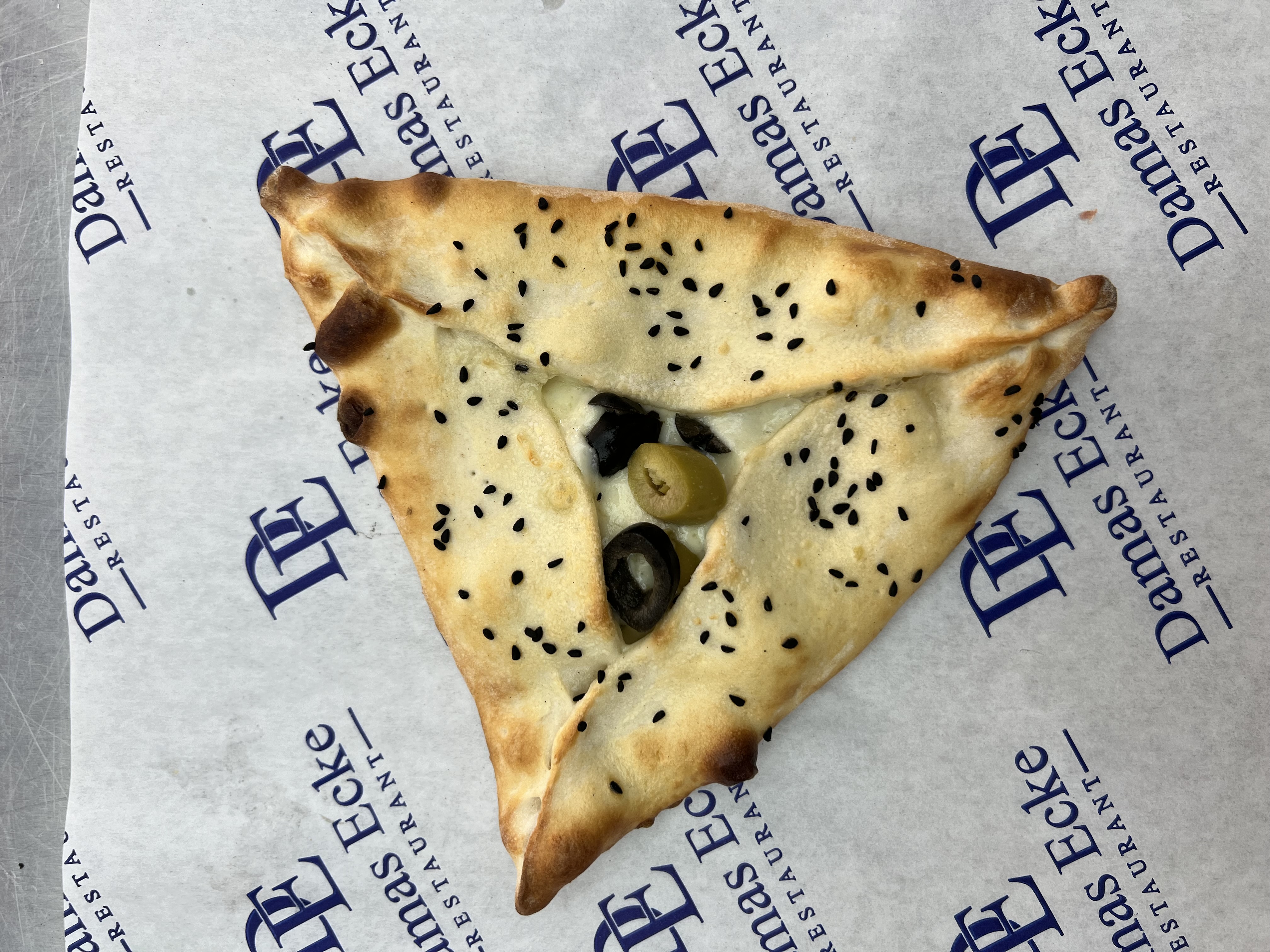 Manakish mit Käse & Oliven